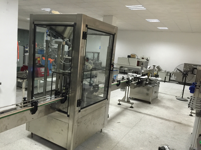 etiketovací stroj capping line.jpg