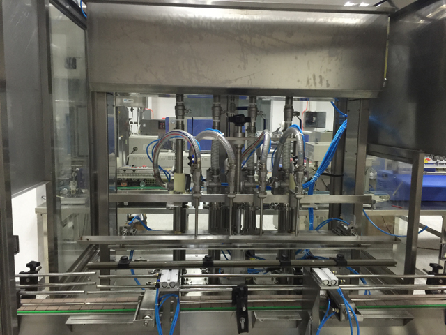 čtyři hlavy plnicí stroje.jpg