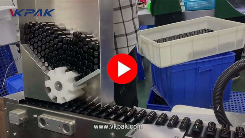 Automatický horizontální stroj na etiketování lahví esenciálního oleje