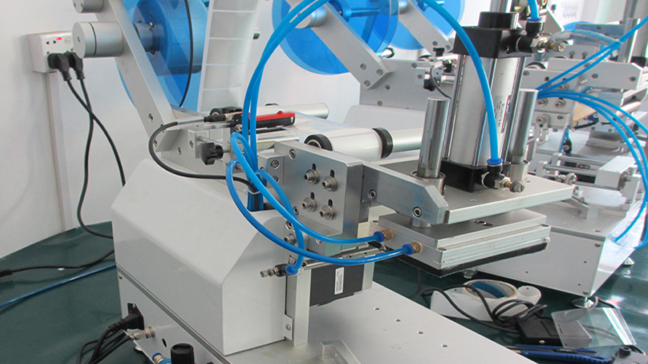 Výtokové sáčky Poloautomatický stroj na označování plastových sáčků na plochý povrch