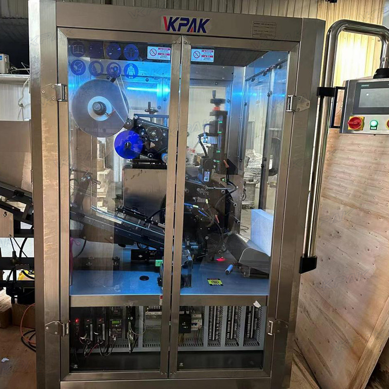 Automatický stroj na etiketování měkkých plastových trubek se systémem podávání trubek