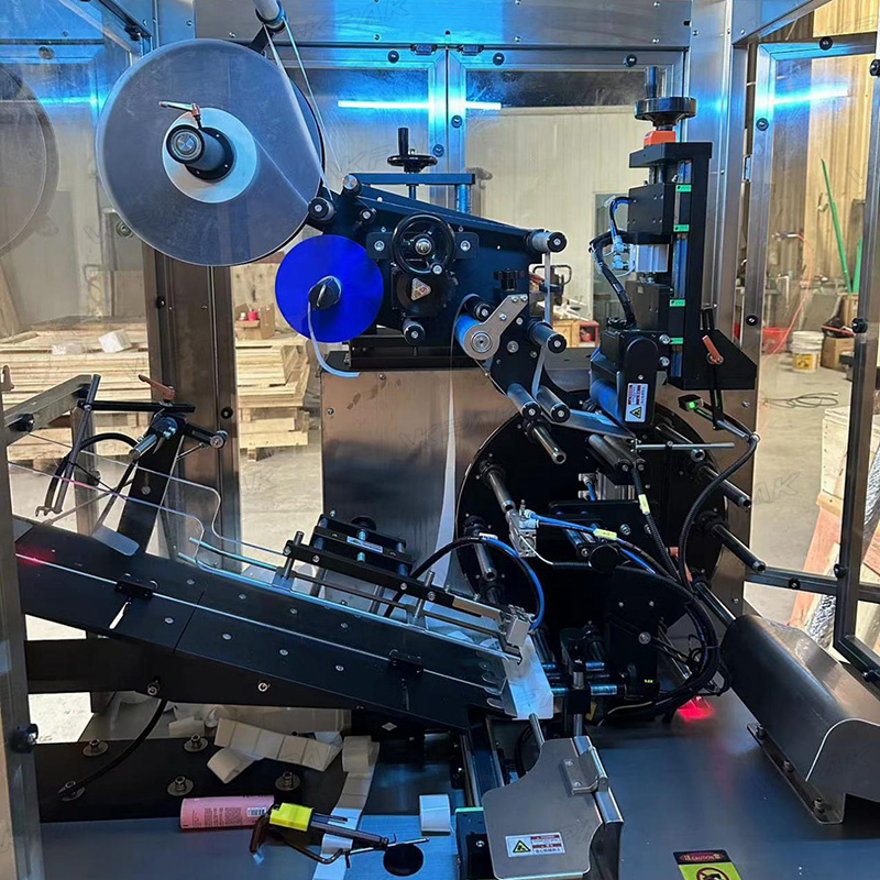 Automatický stroj na etiketování měkkých plastových trubek se systémem podávání trubek