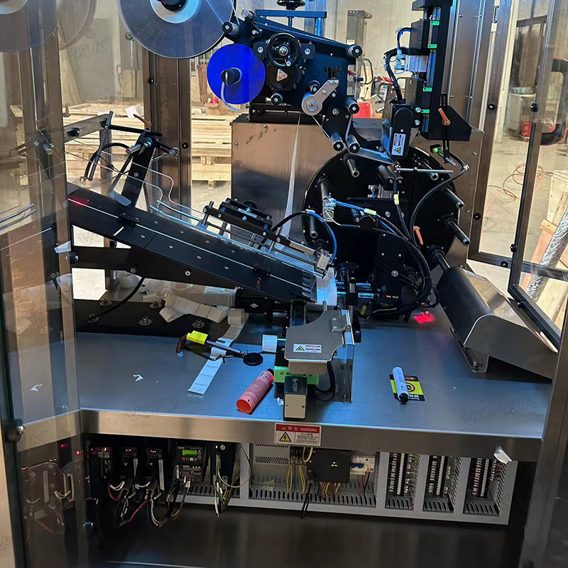 Automatický stroj na etiketování měkkých plastových trubek se systémem podávání trubek