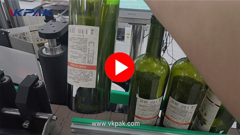 Stroj na etiketování lahví vína