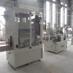 Automatická uzavírací linka pro plnění lahví s úhlovým hrdlem pro korozivní kapaliny