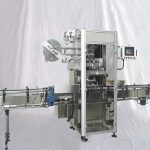 Automatický stroj na etiketování uzávěrů lahví teplem smrštitelným