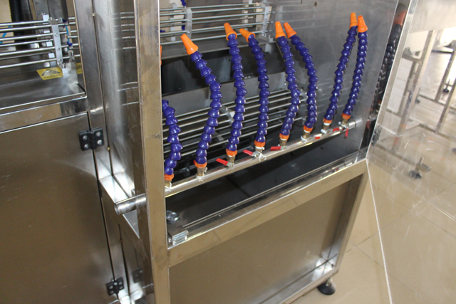 Stroj na mytí sklenic (2).JPG