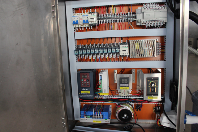 PLNICÍ STROJ 4 hlavy (1).JPG