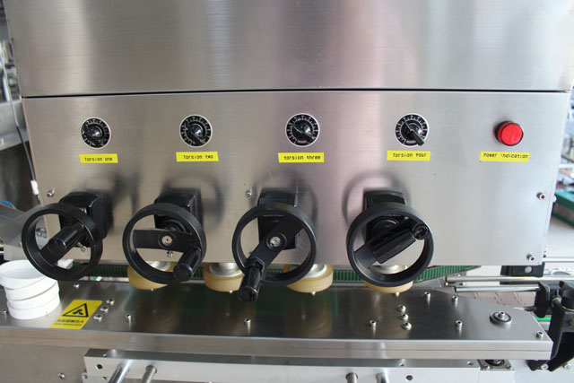 uzavírací stroj se zdvihem (2).JPG