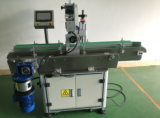 etiketovací stroj na rtěnku customed.jpg