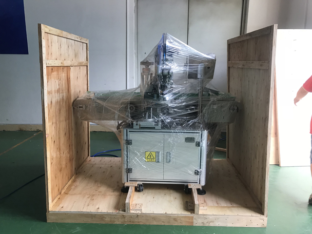 stroj na označování rtěnky.jpg