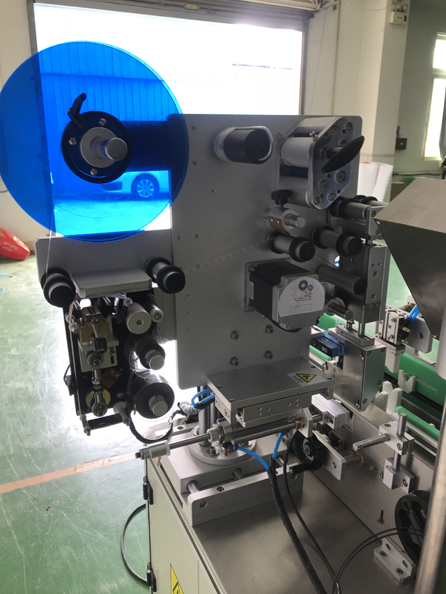 etiketovací stroj s tiskárnou.jpg