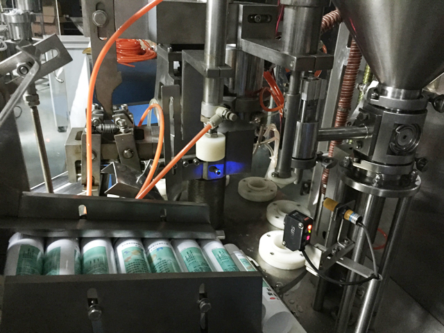 tubes holding feeding system automatický systém podávání trubek pro plnění těsnění.jpg