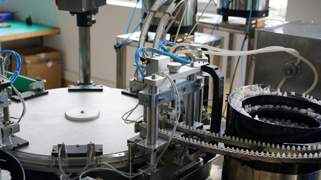 ROTAČNÍ plnění kapaliny do plastových lahví.jpg