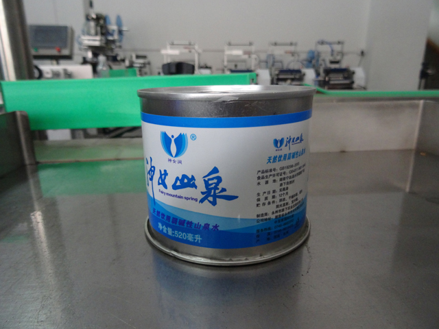 stroje na uzavírání plechovek.jpg