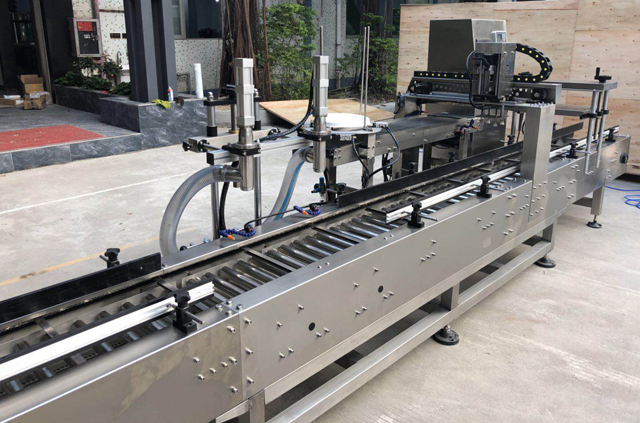 plnicí stroj na uzavírání kbelíků.jpg