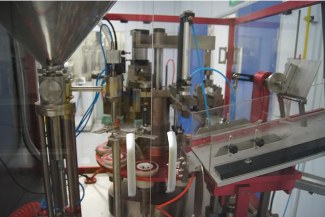 automatic tubes filling sealing machine for toothpaste zásobní nádrž.jpg