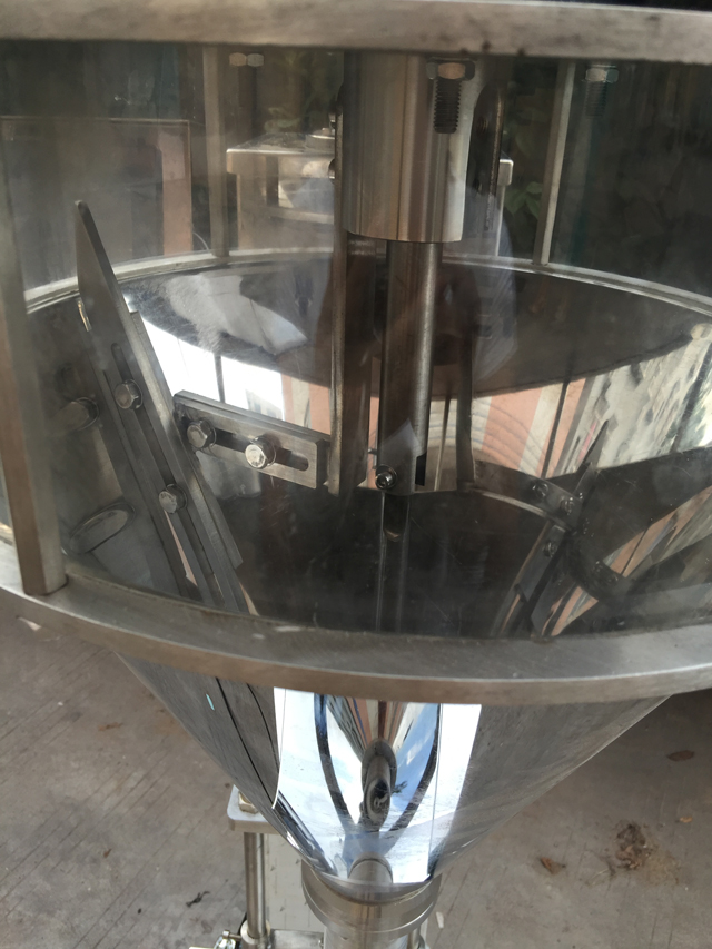 nový stroj na plnění prášku (1).jpg