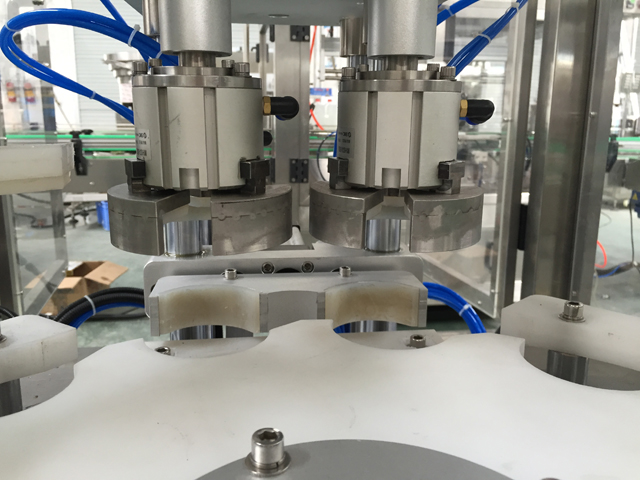 Vakuový uzavírací stroj.jpg