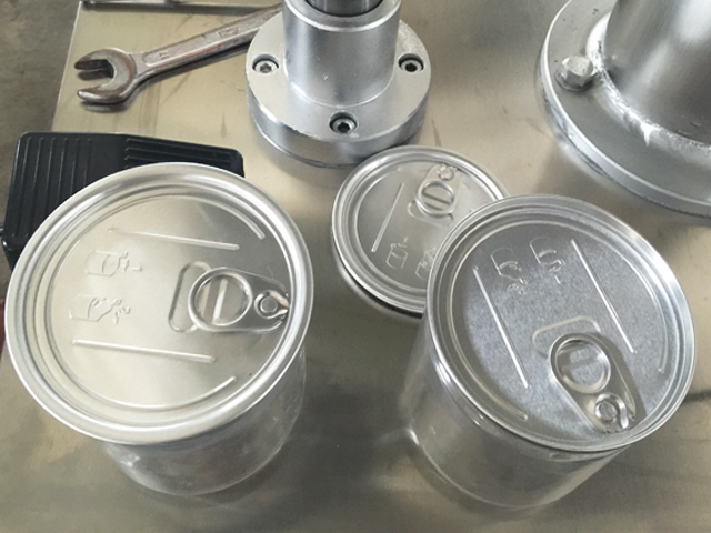 stroj na uzavírání kovových plechovek.jpg