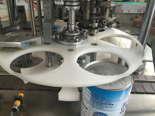 zavařovací stroj na kovové plechovky.jpg