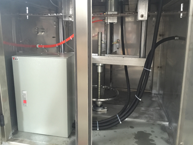 uvnitř plechovek uzavírací uzávěr.jpg