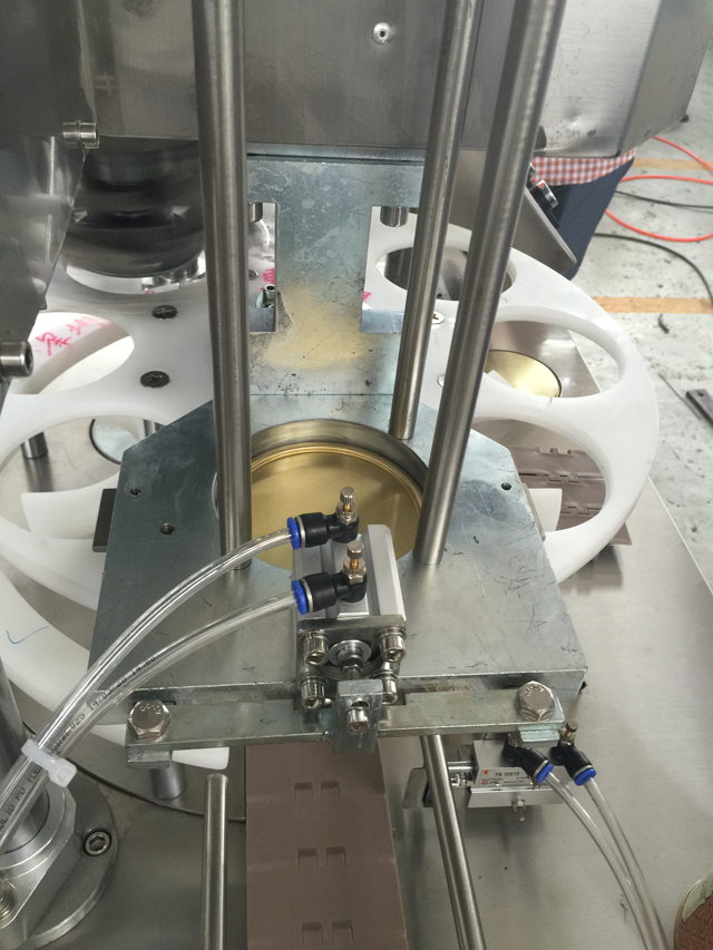 stroje na uzavírání plechovek.jpg