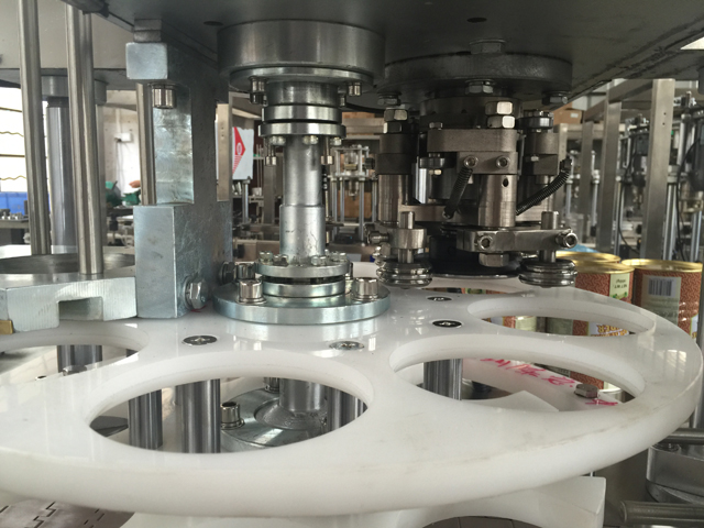 pozice plechovek během těsnění plechovek.jpg