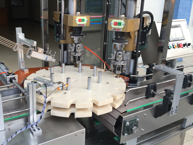 capping head dvouhlavý šroubovací uzávěr.jpg