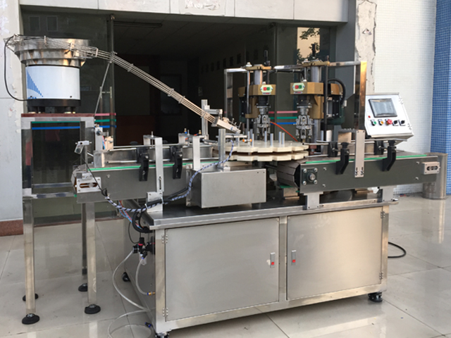 capping machine with 2 capping heads šroubovací uzávěr zařízení semi automatic.jpg