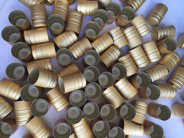 caps samples sent from usa customer for capping machine hliníkové krytky.jpg