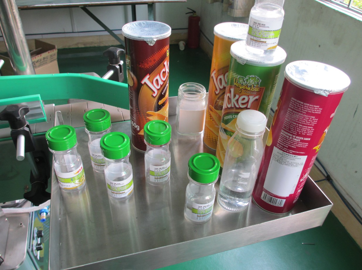 automatic vertical round bottle labeling equipment ŠTÍTEK NA KULATÉ PLECHOVKY ETIKETTIERMASCHINE.jpg