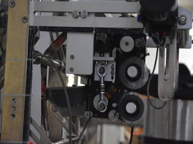 část s datovým kódem pro tekuté plnivo do sáčků.jpg