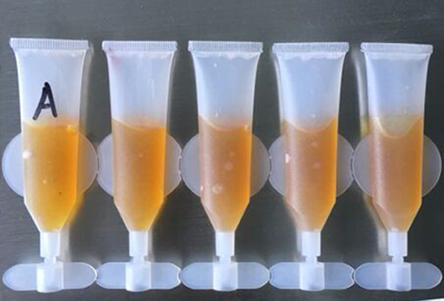 vzorky zkumavek proužek zkumavka naplněná sealed.jpg