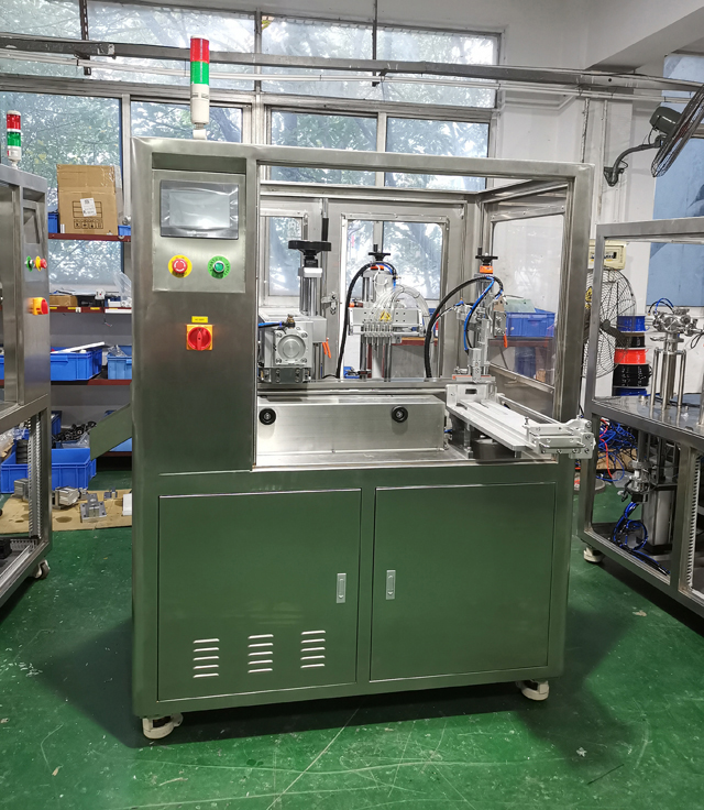 stroj v zásobní nádrži.jpg