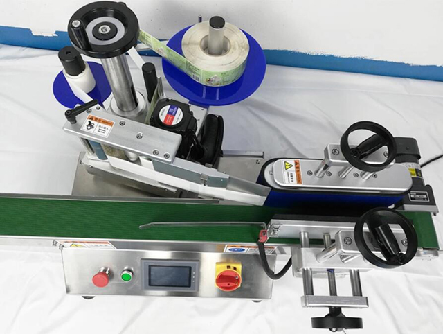 Stolní štítkovač