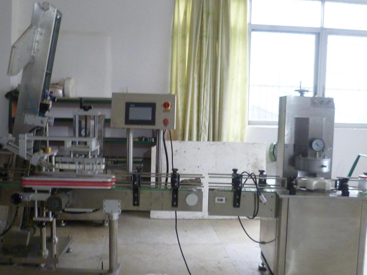 vacuum capping machine with cap placement vakuový uzávěr na sklenice.JPG