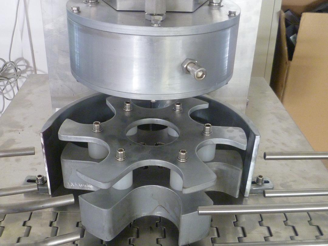 rotary vacuum capper machinery vakuový uzavírací stroj rotační hlavice.JPG