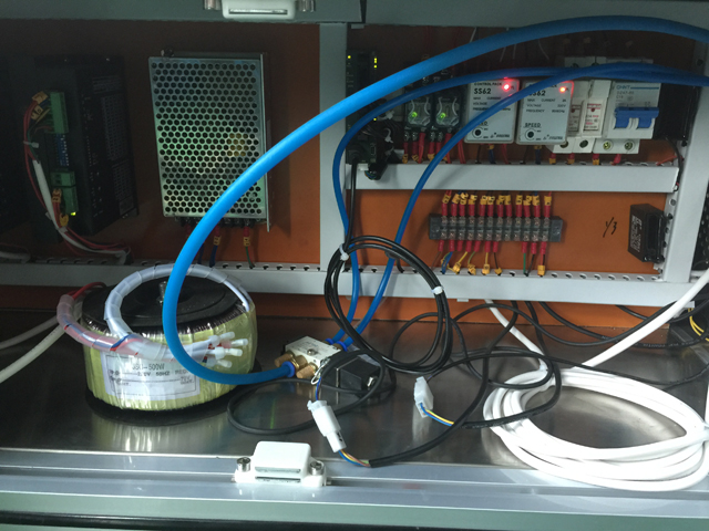 elektrická součástka pro etiketování strojů.jpg