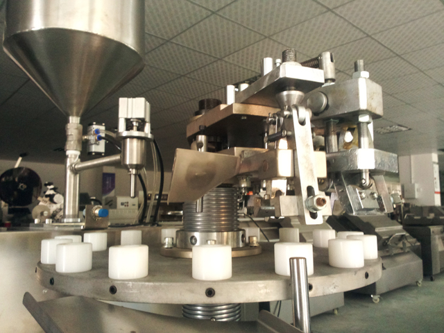 metal tubes filling folding machine plnicí stroje na těsnění trubek skladem.jpg