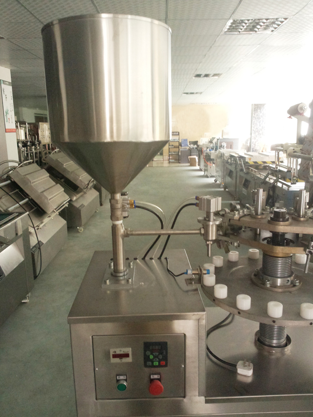 metal tubes filling sealing machine in stock plnič trubek sealer násypka.jpg