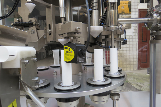 zařízení na těsnění plničů trubek.jpg