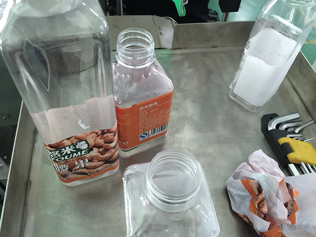 FLAT BOttles etiketovací stroj role etiket (2).jpg