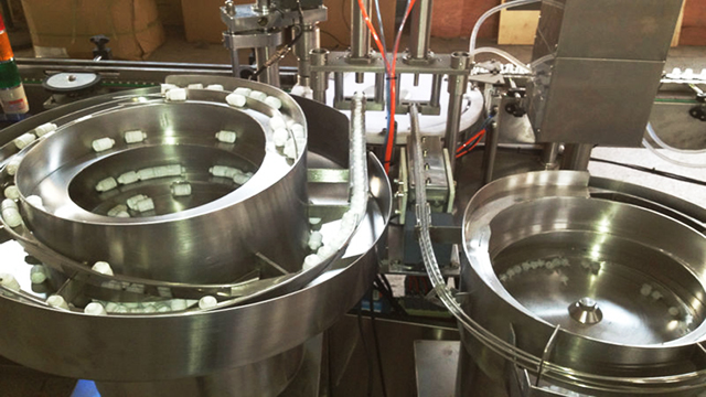 plnicí linka E liquid.jpg