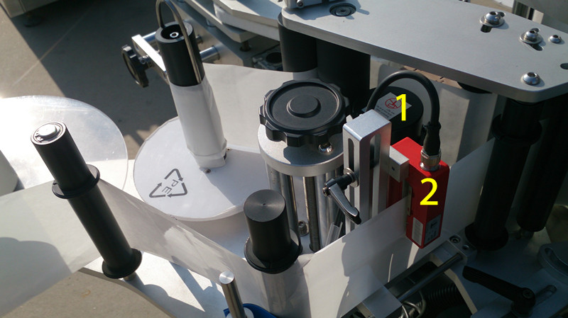 labeling machine for E liquid small bottles označení pro E liquid close pictures.jpg