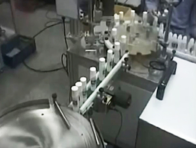 plnící uzávěr stroje.jpg