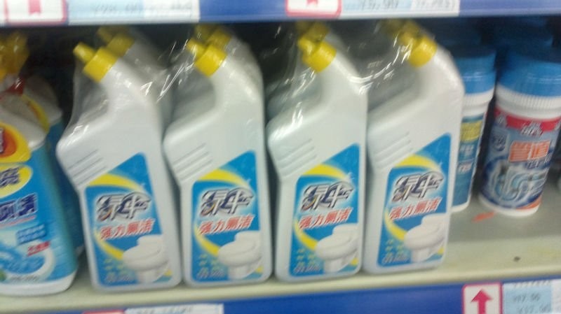 liquid detergent bottles wrapping balení lahví na tekutý prací prostředek.jpg