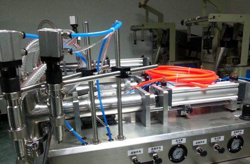 liquid filling machinery semi automatic horizontální tekutá plnička plně pneumatic.jpg