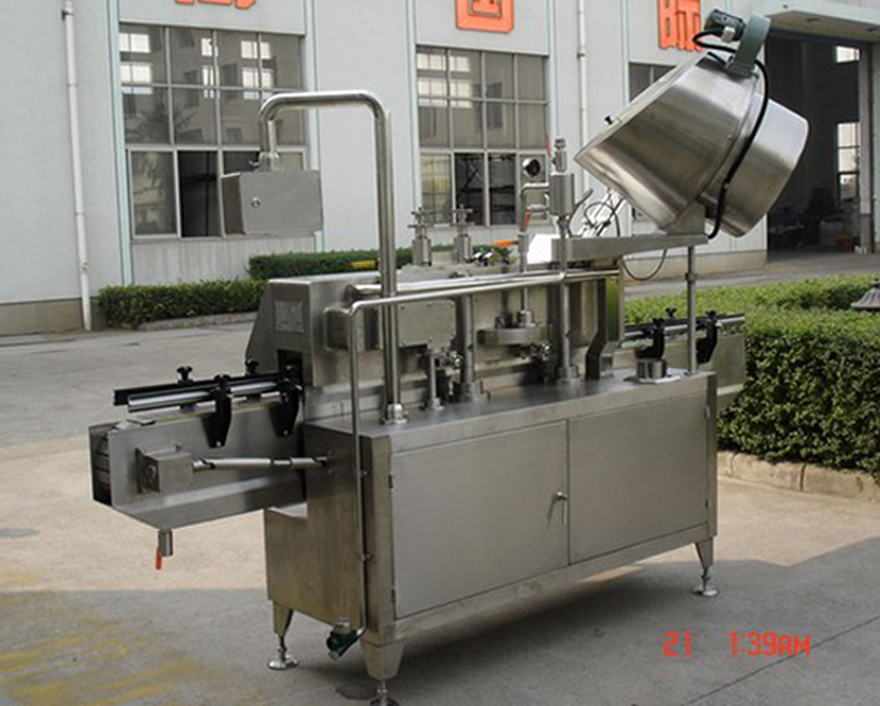 PLC-controlled system glass Jar twist off Steam Capper equipment vacuum capping machine for Glass Jars zadní záběr twist-off vakuové čepice.jpg