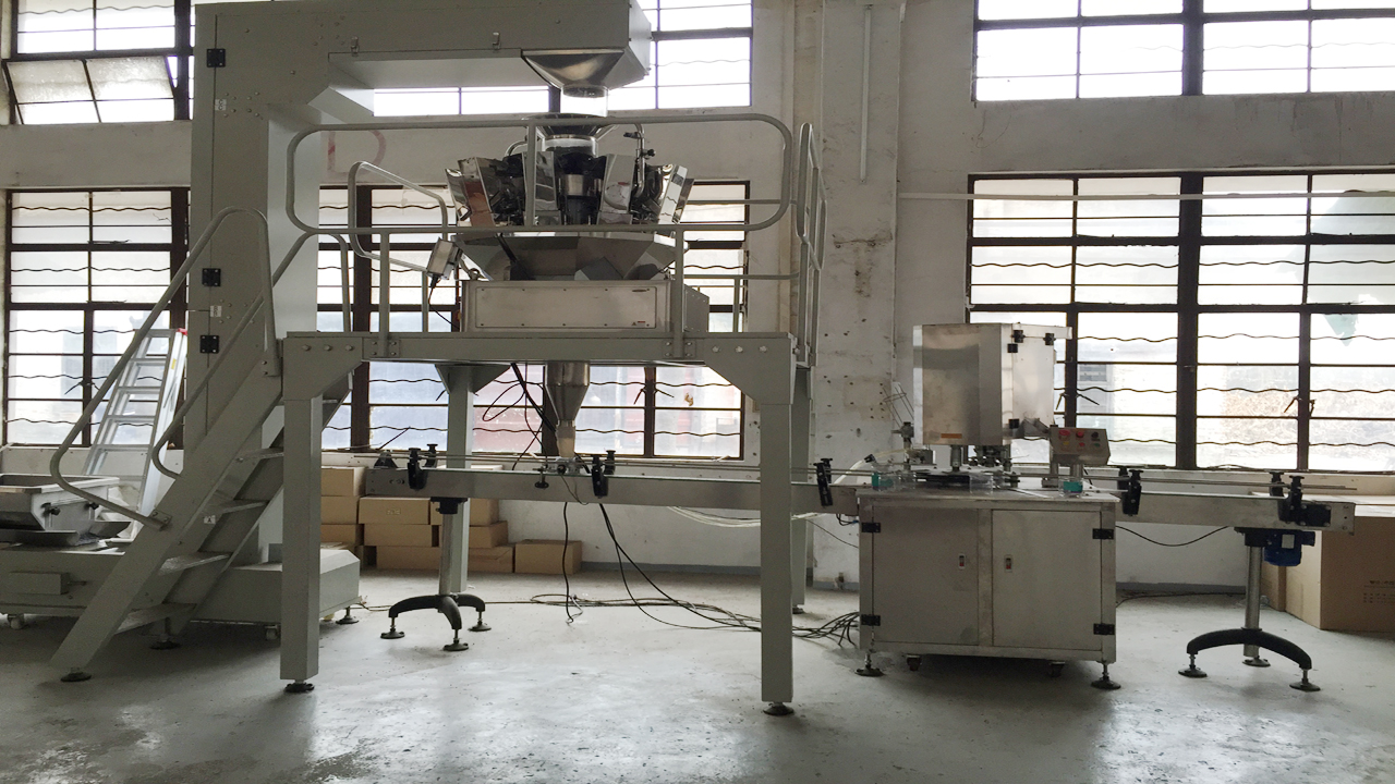 plnicí stroje na uzavírání plechovek.jpg